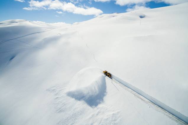 Máquina trabalha remoção de neve em uma estrada que cruza a montanha Sognefjellet, em Krossbu, na Noruega - 18/04/2017