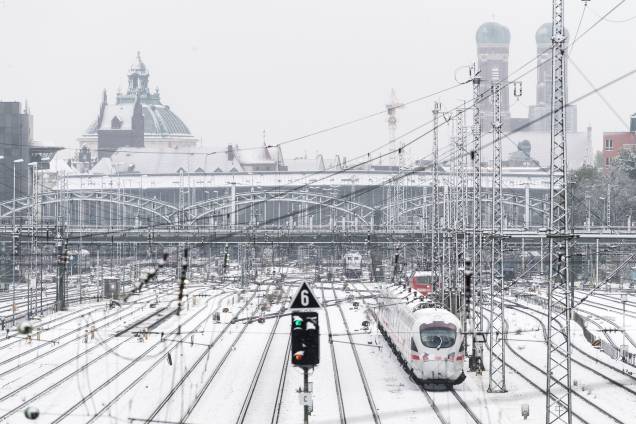 Neve cobre os trilhos na principal estação estação ferroviária de Munique, na Alemanha - 18/04/2017
