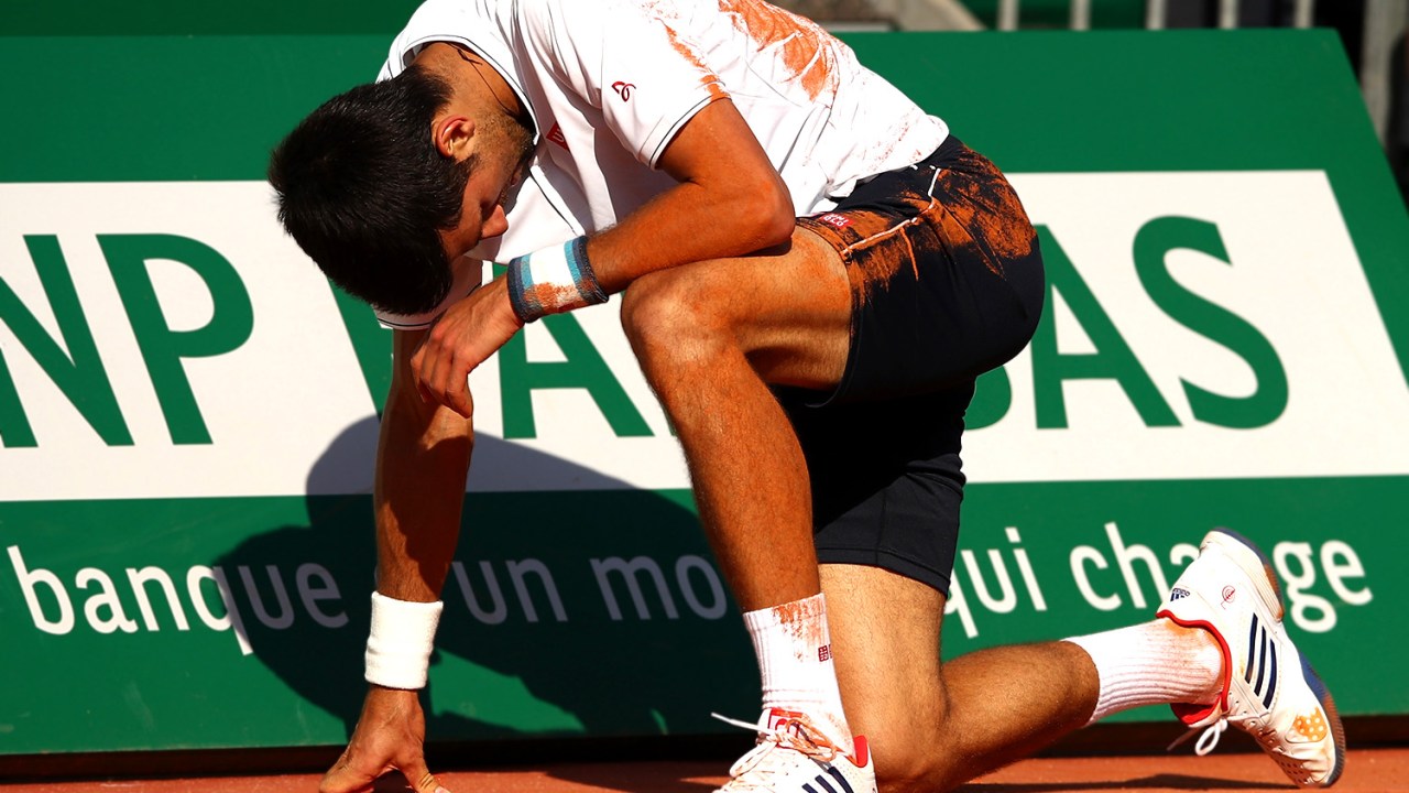 Imagens do dia - Djokovic da Sérvia faz uma pausa após cair durante jogo no torneio de Monte Carlo - 21/04/2017