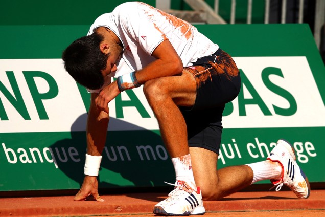Novak Djokovic, tenista da Sérvia que perdeu a partida contra David Goffin da Bélgica no torneio Rolex Masters em Monte Carlo, Mônaco, faz uma pausa após cair durante o jogo - 21/04/2017