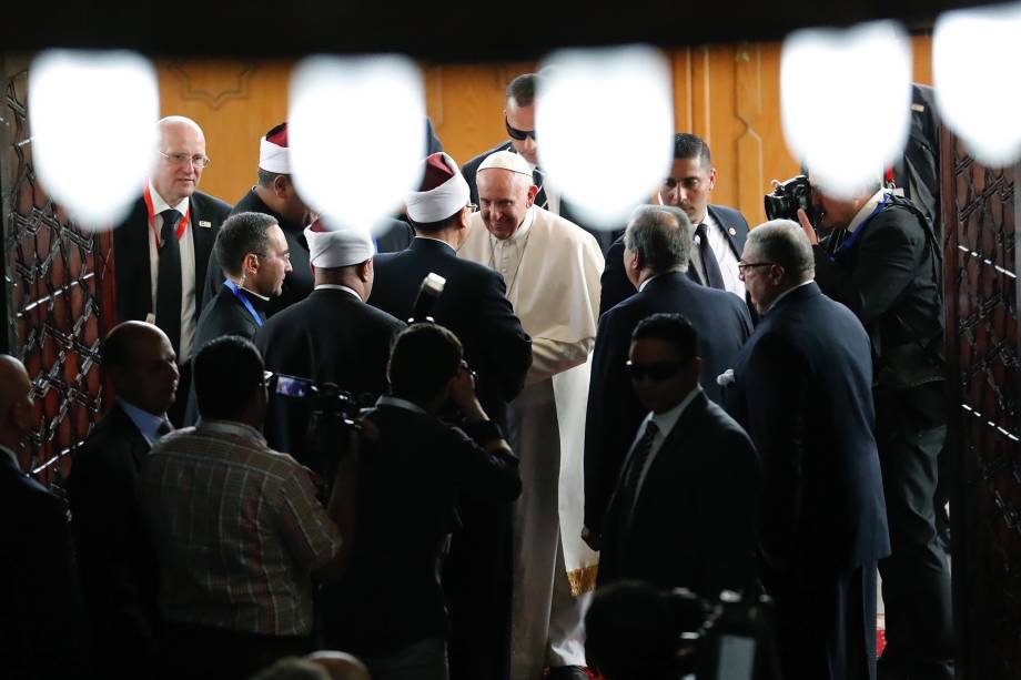 Papa Francisco é saudado por clérigos muçulmanos da instituição sunita Al-Azhar no Cairo durante visita oficial ao Egito - 28/04/2017