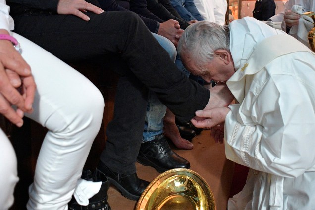 Papa Francisco lava os pés de alguns prisioneiros na prisão de Paliano, ao sul de Roma, na Itália. O gesto é representação da passagem bíblica em que Jesus lava os pés dos apóstolos durante a última ceia