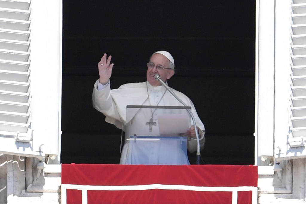 Imagens do dia - Papa Francisco durante oração do Regina Coeli
