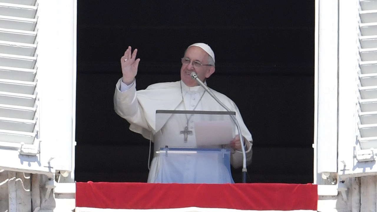 Imagens do dia - Papa Francisco durante oração do Regina Coeli