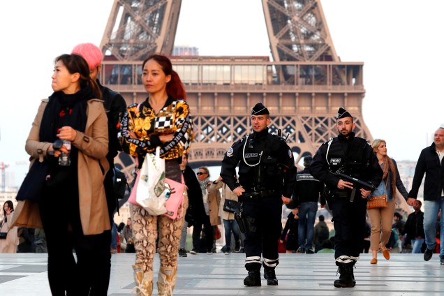 Após tiroteio que matou um policial e deixou outros dois feridos, polícia reforça segurança nos arredores da Torre Eiffel em Paris, França - 21/04/2017