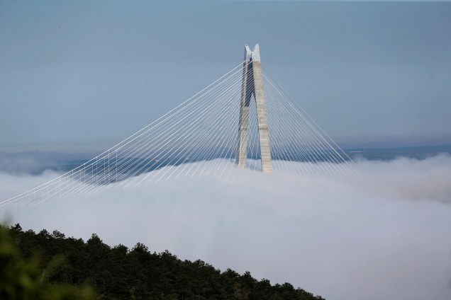 Ponte Yavuz Sultan Selim fica coberta de nevoeiro sobre o Bósforo em Istambul, na Turquia - 27/04/2017