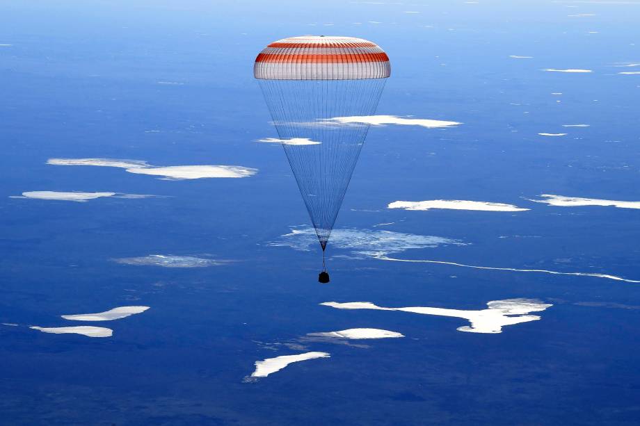 A cápsula russa Soyuz MS-02 transportando os membros da tripulação da Estação Espacial Internacional, fotografada antes de pousar em uma área remota fora da cidade de Dzhezkazgan, no Cazaquistão - 10/04/2017