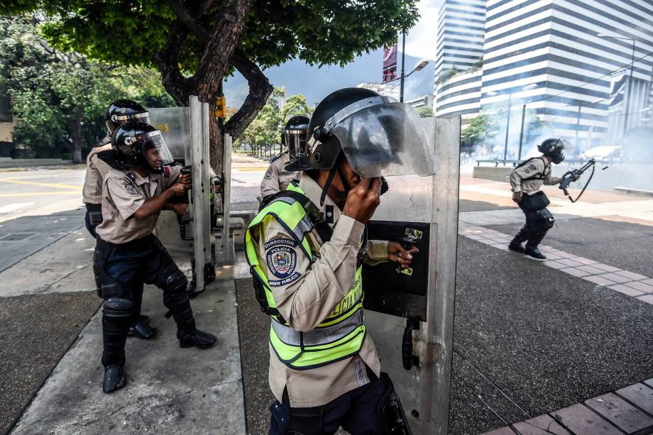 Manifestantes entram em confronto com a polícia durante protesto contra o governo do presidente Nicolás Maduro, em Caracas, Venezuela - 10/04/2017
