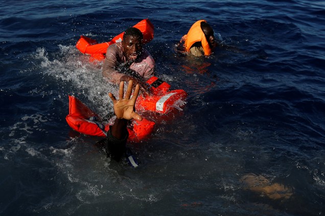 Refugiados são resgatados durante operação na costa da Líbia - 14/04/2017