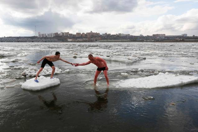 Membros de um clube de natação de inverno chamado "Morsas de Yenisei", flutuam em blocos de gelo no rio Yenisei, em Krasnoyarsk, na Rússia - 18/04/2017
