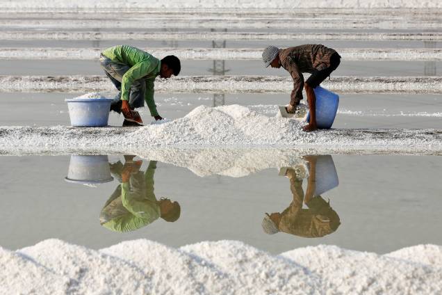 Trabalhadores coletam sal em uma salina em Mumbai, na Índia - 10/04/2017 Trabalhadores coletam sal em uma salina em Mumbai, na Índia - 10/04/2017