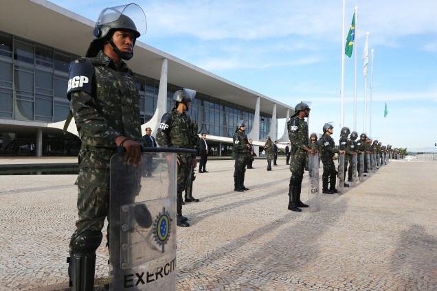 Soldados da Guarda Presidencial fazem a segurança no Palácio do Planalto na véspera da Greve Geral convocada por sindicatos e movimentos sociais em todo o Brasil - 27/04/2017