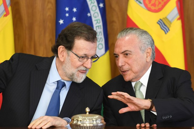 O primeiro-ministro espanhol, Mariano Rajoy, e o presidente, Michel Temer, falam após a assinatura dos acordos no Palácio do Planalto em Brasília - 24/04/2017