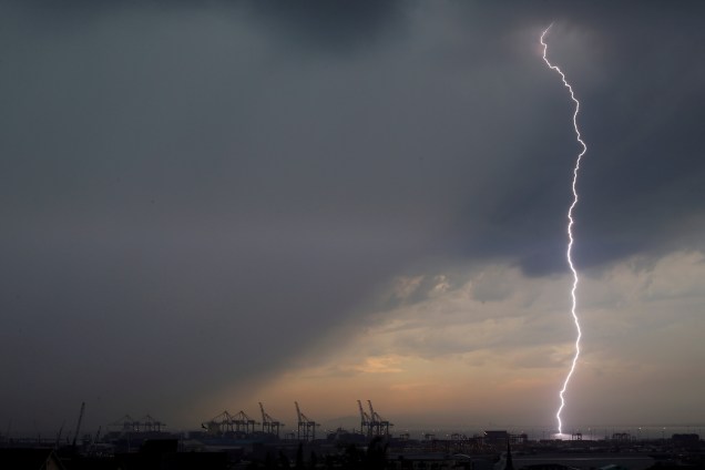 Fotógrafo registra o momento em que um raio atinge a região do porto da Cidade do Cabo durante uma tempestade na África do Sul - 26/04/2017