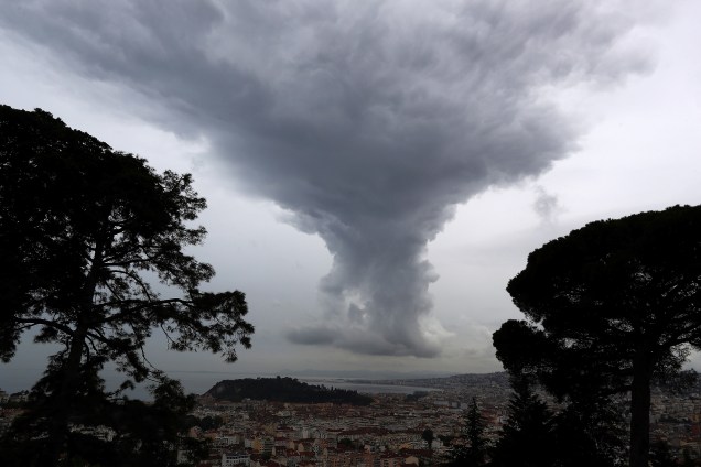 Tempestade se aproxima sobre a cidade de Nice, no sudeste da França - 27/04/2017