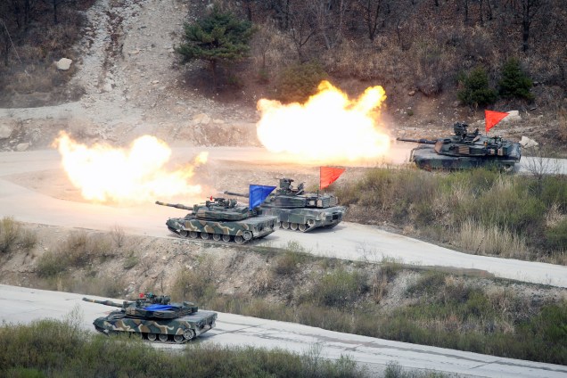 Tanques de guerra da Coreia do Sul e dos Estados Unidos durante exercício militar conjunto, em um campo de treinamento, perto da zona desmilitarizada, entre as duas Coreias em Pocheon, na Coreia do Sul - 21/04/2017