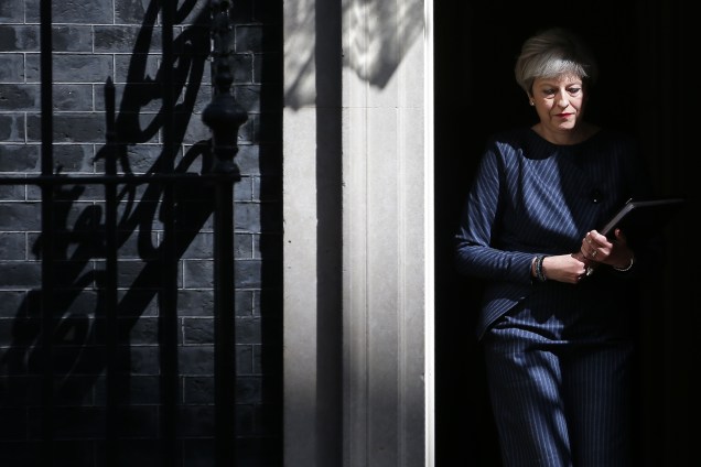A primeira-ministra inglesa Theresa May na porta de sua residência oficial  antes de uma coletiva de imprensa em Londres. May anunciou pretende antecipar a convocação de eleições gerais para junho - 18/04/2017