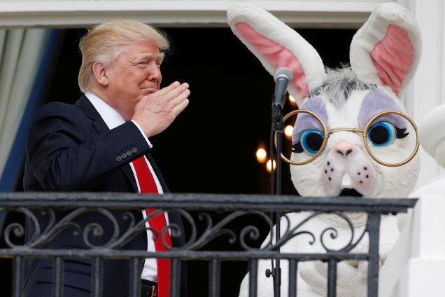 O presidente dos Estados Unidos, Donald Trump, é fotografado ao lado de uma pessoa vestida de coelhinho durante tradicional evento de Páscoa na Casa Branca, em Washington - 17/04/2017