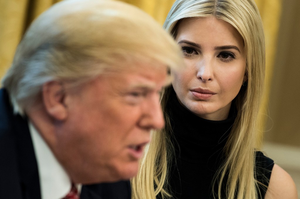 Imagens do dia - Donald Trump ao lado de sua filha Ivanka