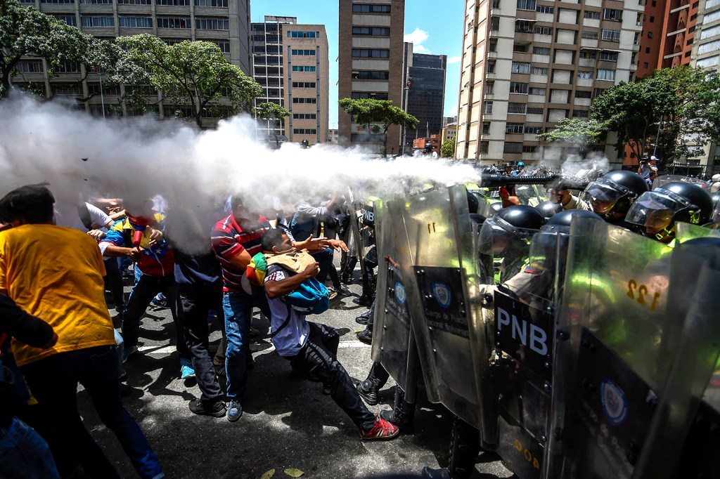 Imagens do dia - Opositores do presidente Nicolás Maduro em confronto com a polícia durante protesto em Caracas, Venezuela - 04/04/2017