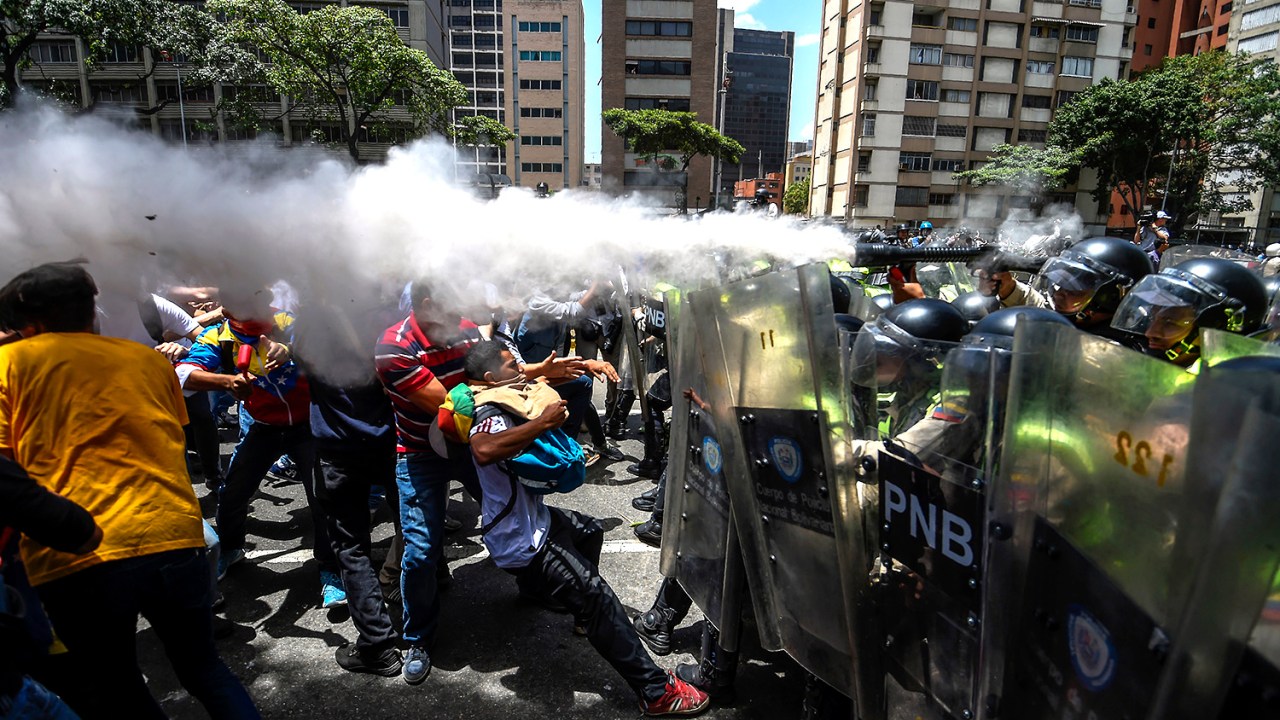 Imagens do dia - Opositores do presidente Nicolás Maduro em confronto com a polícia durante protesto em Caracas, Venezuela - 04/04/2017