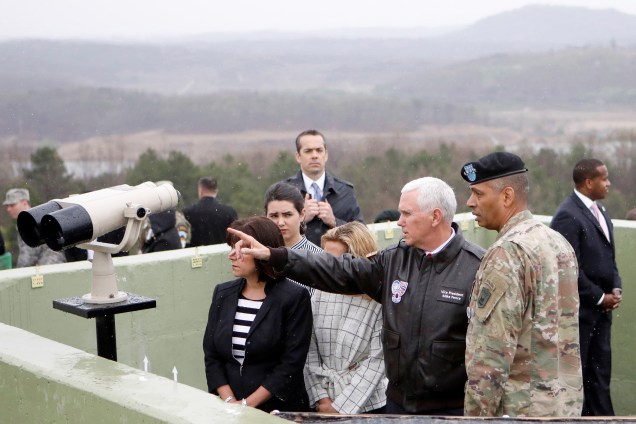 O vice-presidente dos Estados Unidos, Mike Pence, visita um posto de observação dentro da zona desmilitarizada que separa as duas Coreias, em Paju, na Coreia do Sul - 17/04/2017