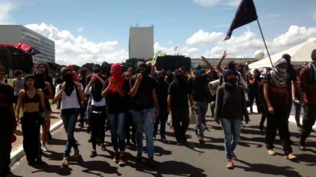 Greve geral em Brasília: grupo de 50 jovens encapuzados chega ao protesto