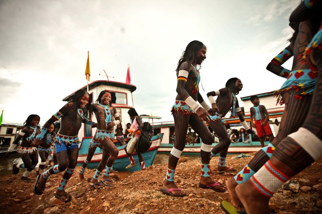 Crianças indígenas se divertem durante a Semana dos Povos Indígenas, evento que acontece esse ano em São Félix do Xingu, no Pará, durante a semana do Dia do Índio