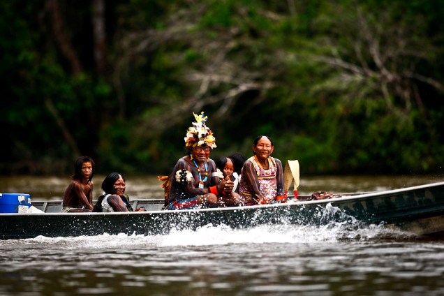 Indígenas andam de barco durante a Semana dos Povos Indígenas, evento que acontece em São Félix do Xingu, no Pará, durante a semana do Dia do Índio. O evento busca promover a cultura das tribos, debates sobre políticas públicas e ações de cidadania e saúde