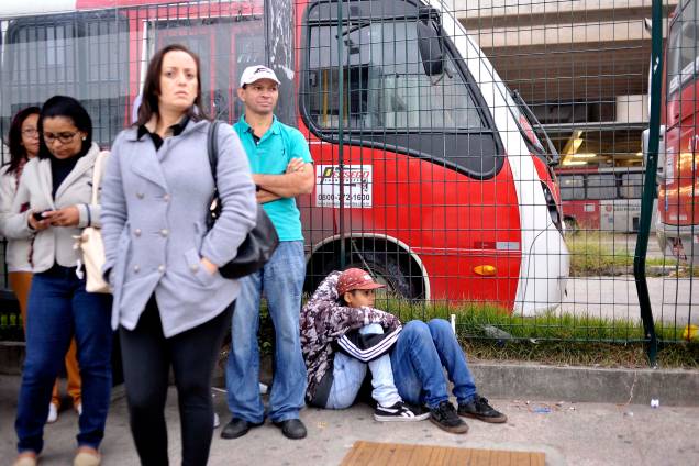 Na área externa do terminal Itaquera em São Paulo, muitos passageiros recorrem a ônibus de cooperativas e vans clandestinas para tentar chegar ao seu destino - 28/04/2017 Na área externa do terminal Itaquera em São Paulo, muitos passageiros recorrem a ônibus de cooperativas e vans clandestinas para tentar chegar ao seu destino - 28/04/2017