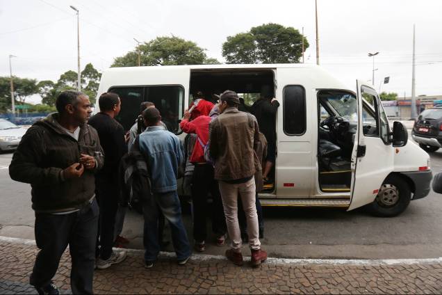 Vans clandestinas cobram até cinco reais para transportar passageiros ao metrô Paraíso na saída do terminal Jabaquara na zona sul de São Paulo - 28/04/2017