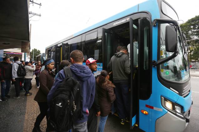 Ônibus e vans de cooperativas ficam lotados de passageiros durante greve geral na saída do terminal de ônibus do Jabaquara, na zona sul de São Paulo - 28/04/2017