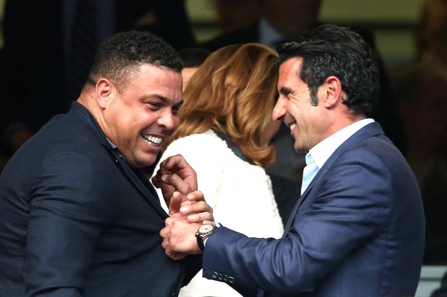 Os ex-jogadores Ronaldo e Luis Figo chegam para assistir ao jogo do Barcelona x Real Madri pela Liga Espanhola no estádio Santiago Bernabeu, em Madri, Espanha - 23/04/2017