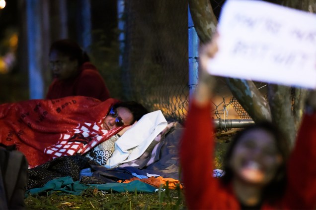 Fãs do cantor canadense Justin Bieber permanecem acampados em frente ao Allianz Parque, no bairro de Perdizes, zona oeste de São Paulo - 01/04/2017
