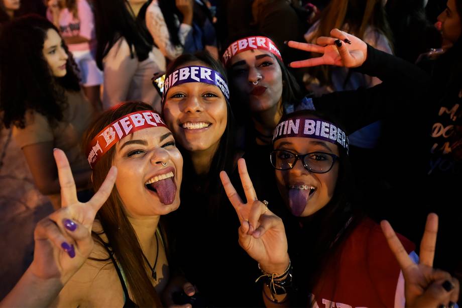 Fãs aguardam o início do show do cantor canadense Justin Bieber, no Allianz Parque, na zona oeste de São Paulo - 01/04/2017