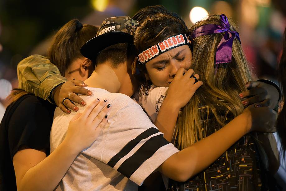 Fãs aguardam o início do show do cantor canadense Justin Bieber, no Allianz Parque, na zona oeste de São Paulo - 01/04/2017