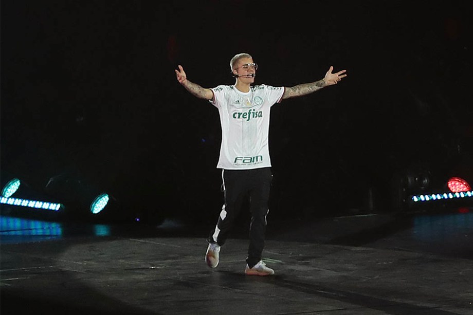 Vestido com camisa do Palmeiras, Justin Bieber faz show na arena - 01/04/2017