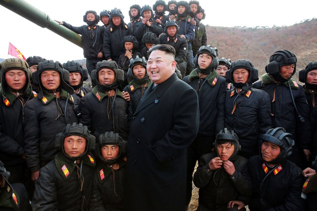 Líder norte-coreano Kim Jong Un e a Equipes de Tanque do Exército do Povo Coreano na Coreia do Norte - 01/04/2017