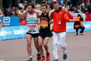Corredores ajudam participante a terminar a Maratona de Londres