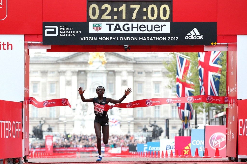 Mary Jepkosgei Keitany bate recorde mundial na maratona Women's Elite em Londres, Inglaterra - 23/04/2017