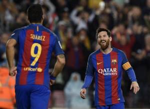 Messi comemora com Suárez gol marcado na vitória do Barcelona sobre o Real Sociedad