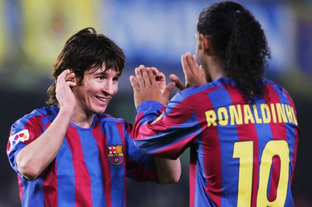 Lionel Messi e Ronaldinho Gaúcho comemoram vitória do Barcelona sobre o Villarreal em 2005