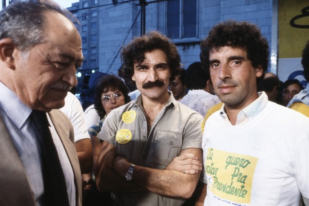 Miguel Arraes, Belchior e José Fogaça, do PMDB-RS, no comício pelas Diretas Já, na Praça da Sé, em 1984