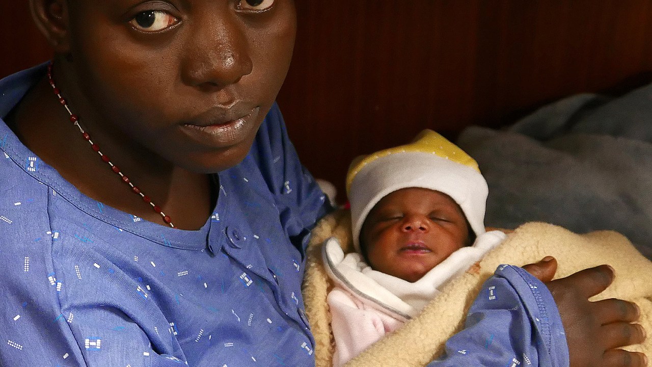 Nigeriana Miriam Ohene e seu bebê após ser resgatada durante a travessia no Mediterrâneo - 02/04/2017
