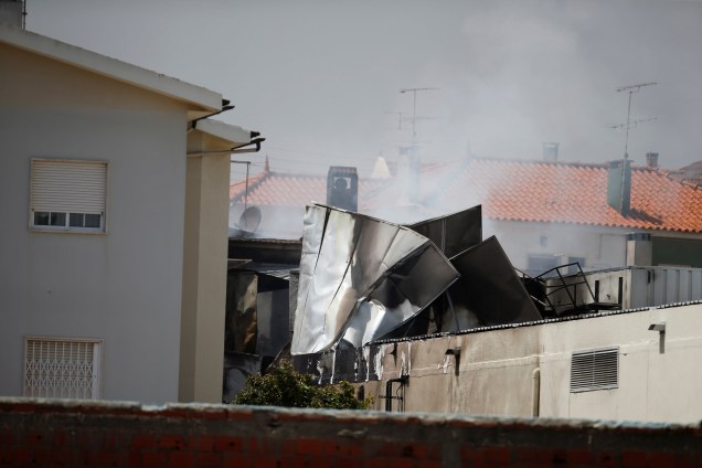 Fumaça é vista no local da queda de um pequeno avião perto de um supermercado em uma área residencial nos arredores de Lisboa, em Portugal - 17/04/2017