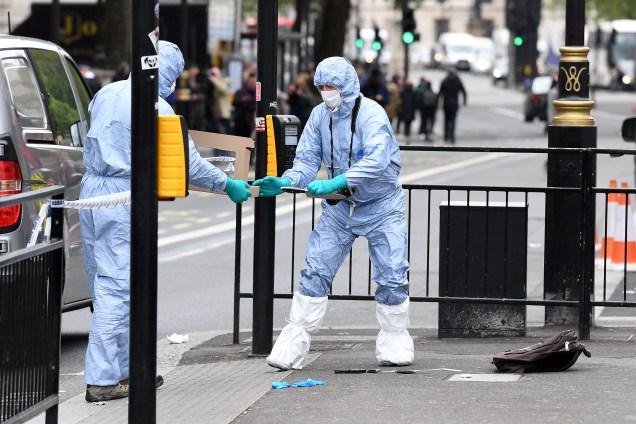 Investigadores forenses recuperam uma faca após um homem ter sido preso em Whitehall em Westminster, no centro de Londres - 27/04/2017
