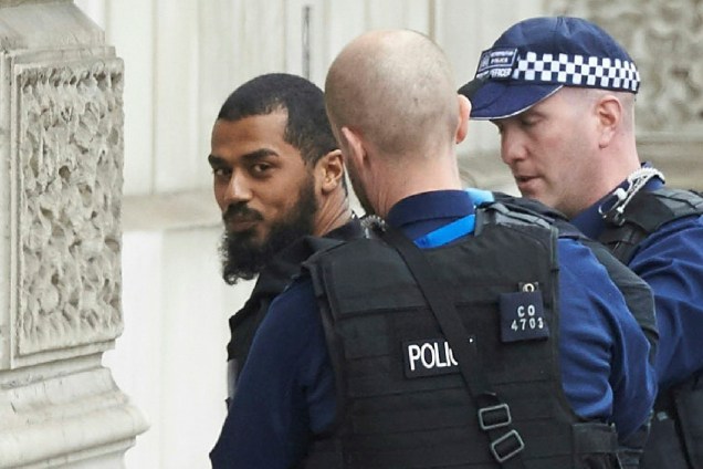 Homem é detido pela polícia em Westminster após tentativa de ataque no centro de Londres - 27/04/2017