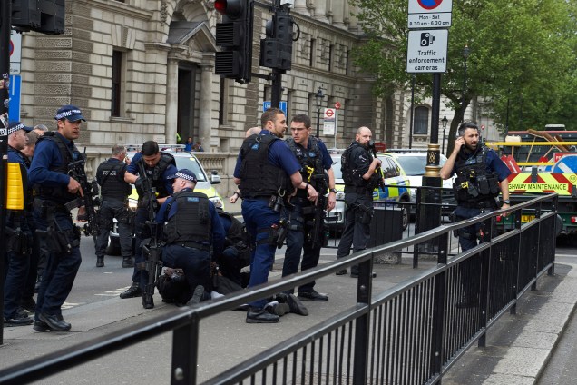 Policiais armados detém um homem nos arredores das Casas do Parlamento, no centro de Londres após tentativa de ataque com uma faca - 27/04/2017