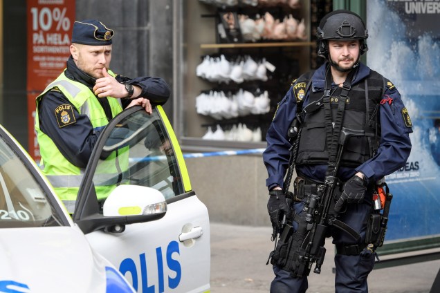 Policiais fazem a segurança no local do ataque com um caminhão na loja Ahlens, no centro de Estocolmo, na Suécia - 08/04/2017
