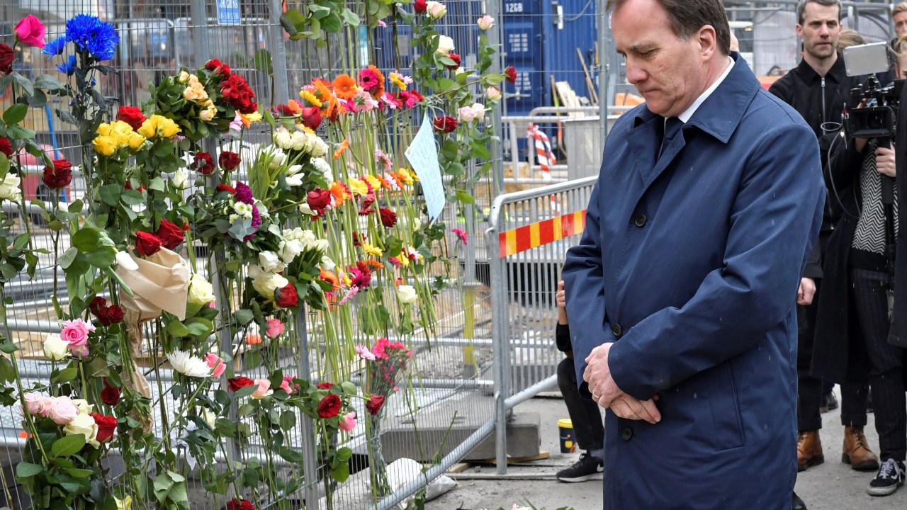 Primeiro-ministro sueco visita local do atentado em Estcolmo